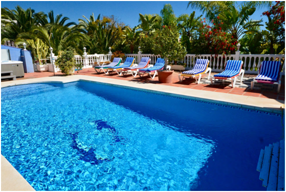 夏季游泳去室外泳池好還是室內泳池好呢？兩者有什么區(qū)別？