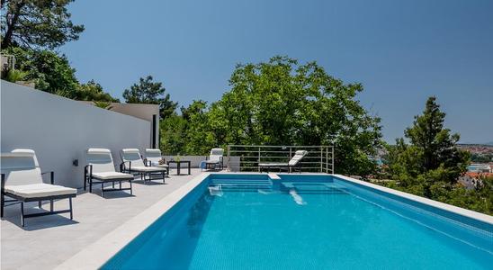 <b>游泳池水處理藥劑有哪些種類，有什么作用？</b>