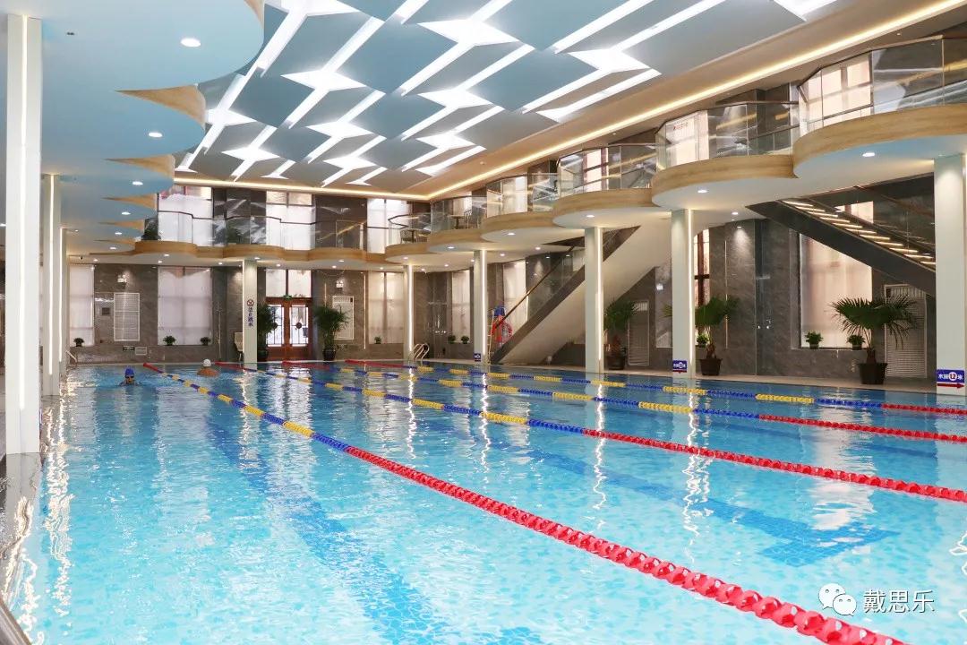 <b>北端冰天雪地的邊陲小城，是什么讓室內(nèi)恒溫游泳池想游就游！</b>