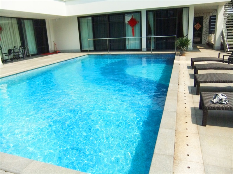 游泳池水處理攻略，掌握核心技術(shù)，打造清澈透明的游泳池！