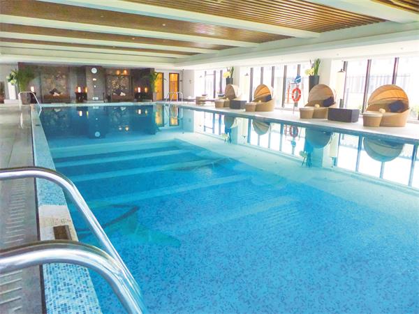 室內(nèi)恒溫泳池的綠色加熱秘籍，揭秘空氣源熱泵的神奇之處!