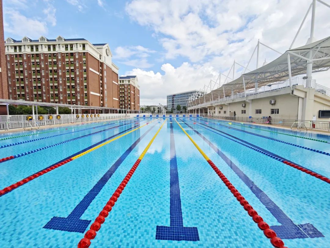 <b>游泳池清潔機(jī)器人讓清潔省心又省力，解放雙手！</b>