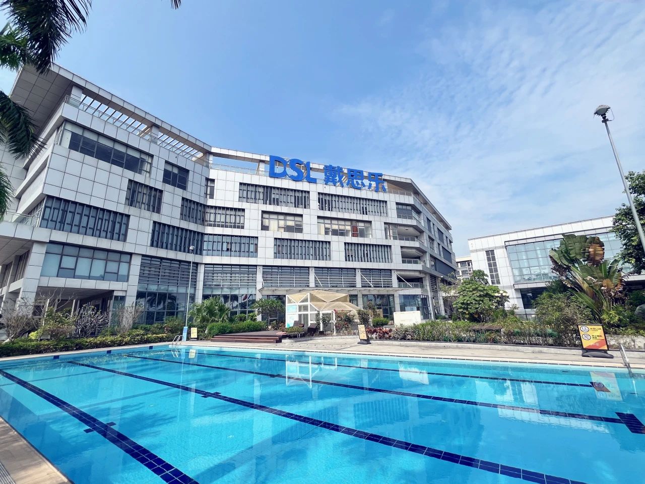 探秘泳池水底凈界，智能游泳池水底機(jī)器人打造澄澈水底世界！