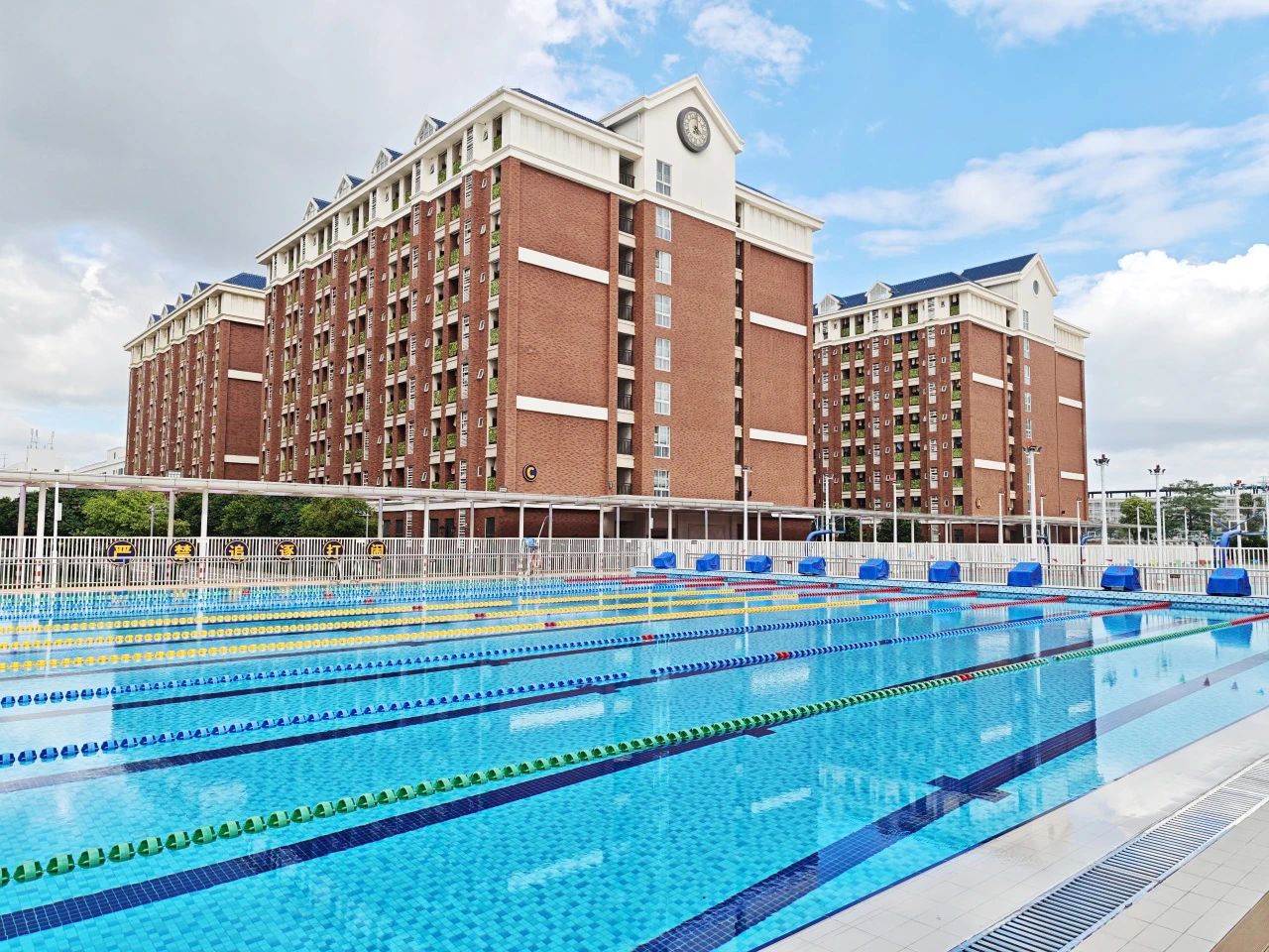 游泳池日常清潔的頻率與方法